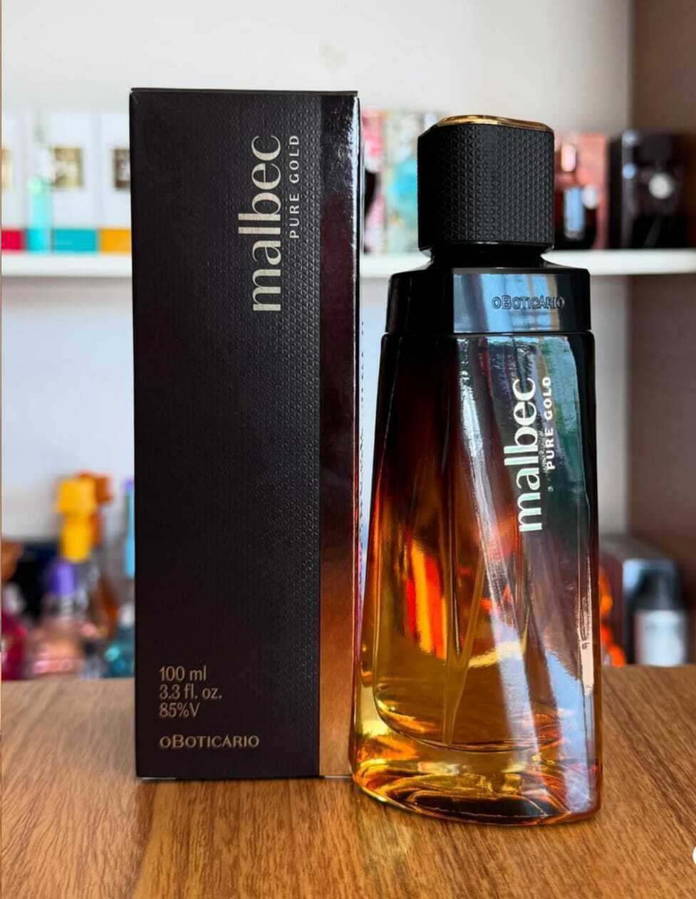 Frasco do perfume Malbec Pure Gold de O Boticário, detalhado para resenha.